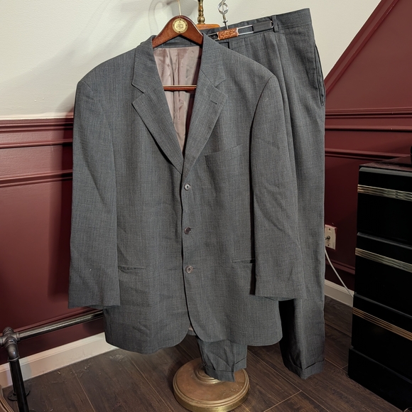 HUGO BOSS Gray Textured 2pc Mens Suit - Jacket And Trousers 44R
